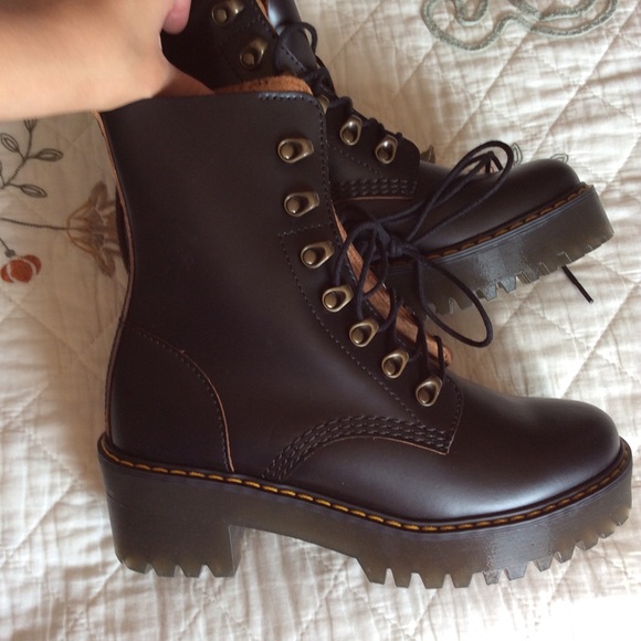 Dr. Martens Leona boots